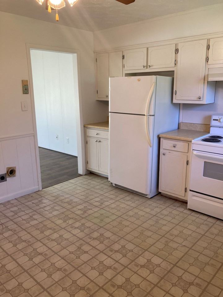 915 West 56th Street - Photo 7 of 10