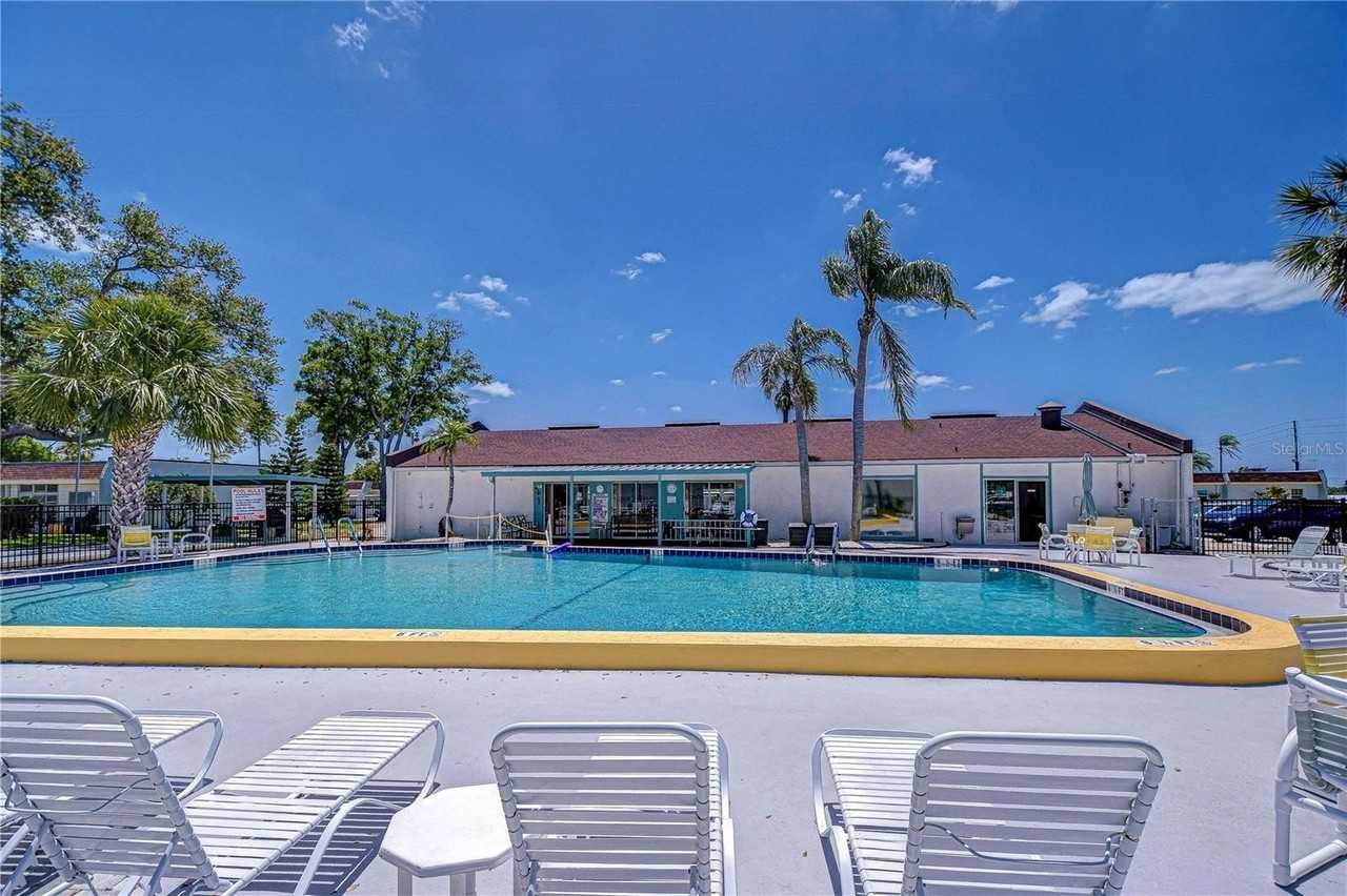 13870 Oakwood Ln - Photo 2 of 39