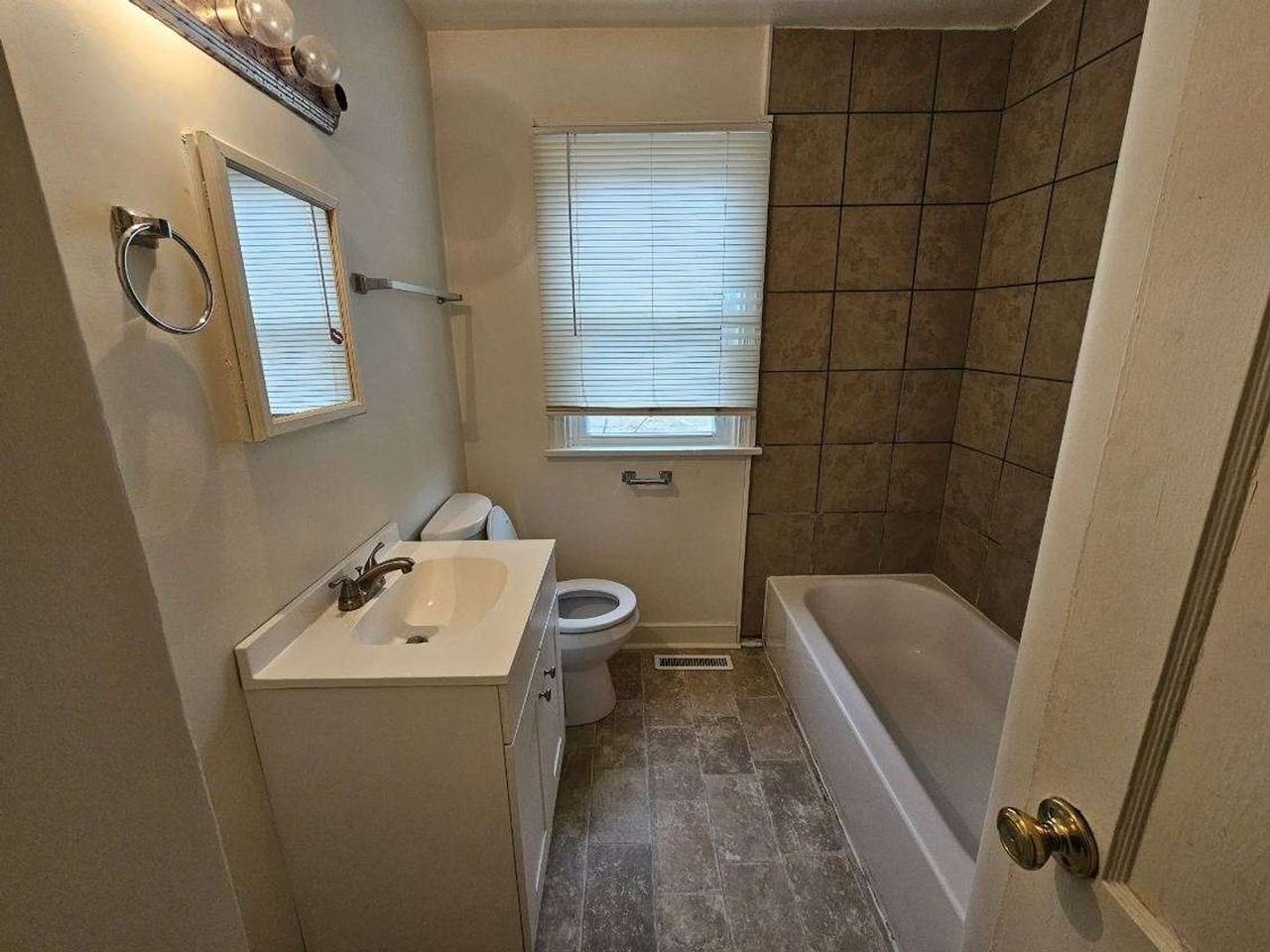 1025 Fourqurean Ln - Photo 5 of 11