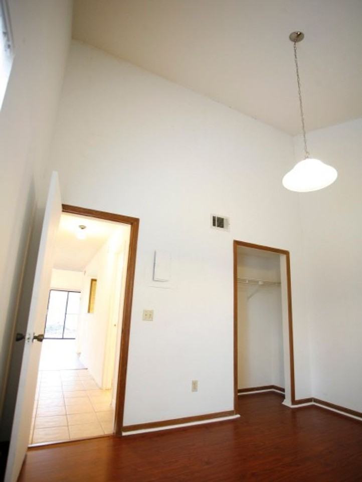 7200 Sw 8th Ave - Photo 5 of 9
