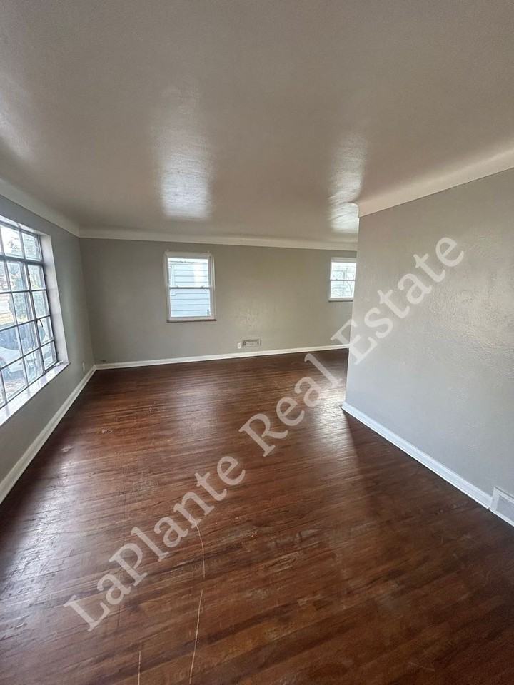 3811 Wallwerth Dr - Photo 5 of 20