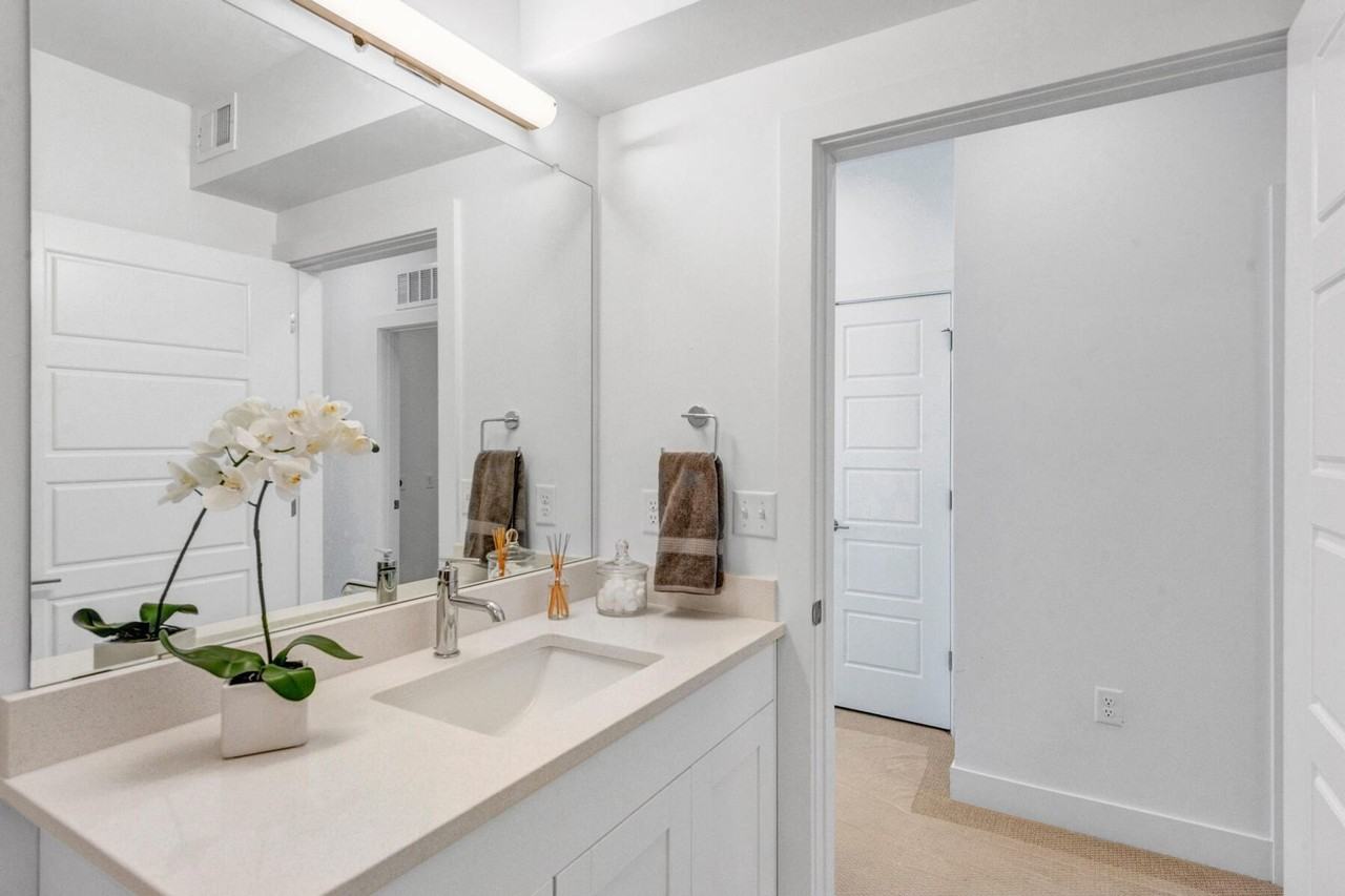 Encore at Aria — Live Where Adventure Begins - Photo 4 of 18