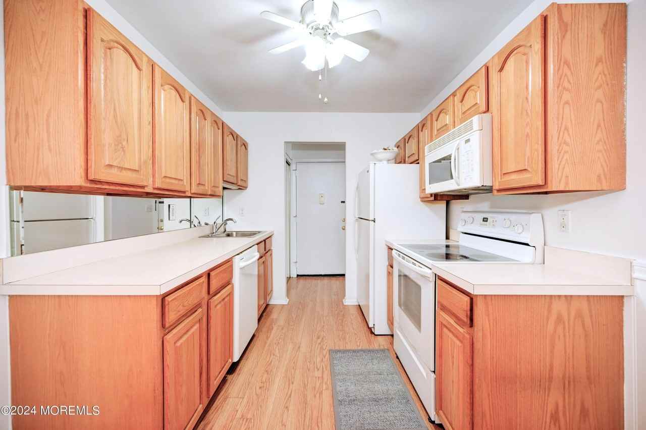 59 Amberly Dr Unit F #F - Photo 4 of 21