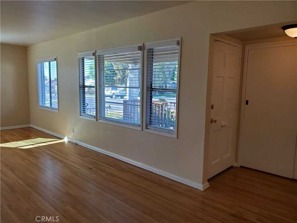 544 Laurel Ave - Photo 3 of 15