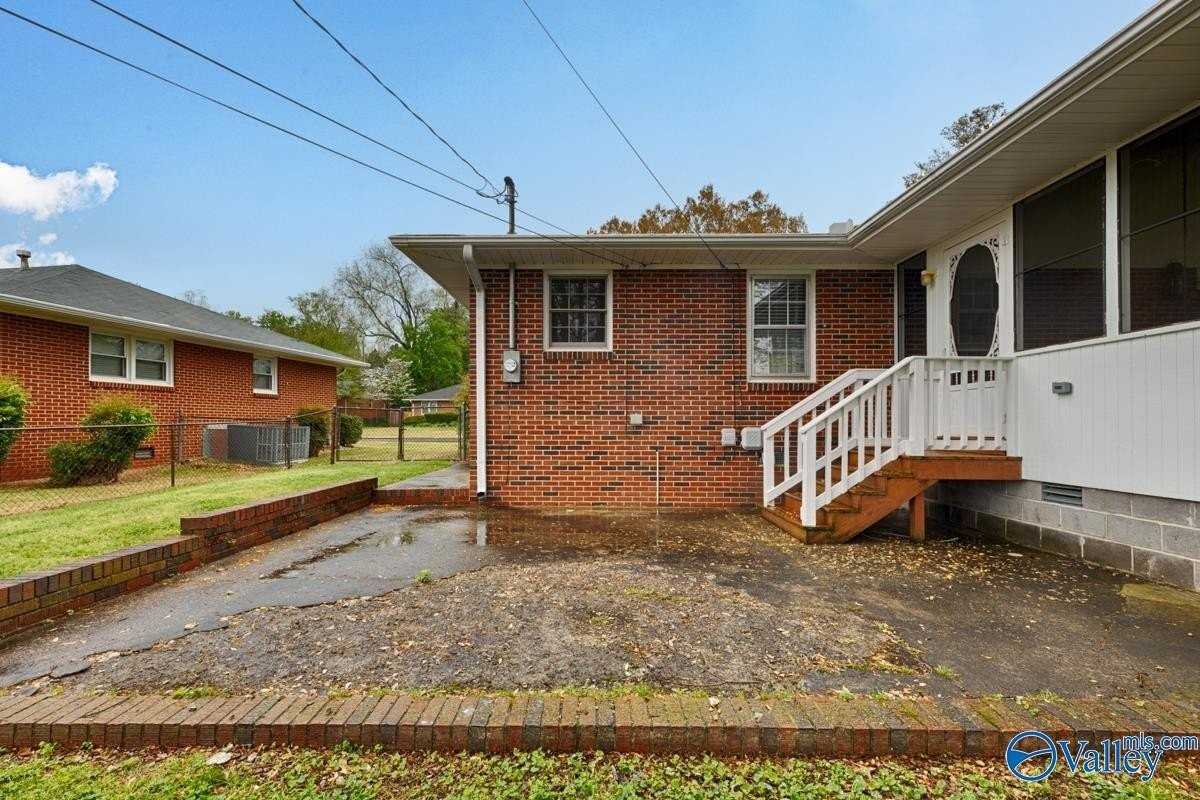 1610 Chapman Ave Ne - Photo 6 of 28