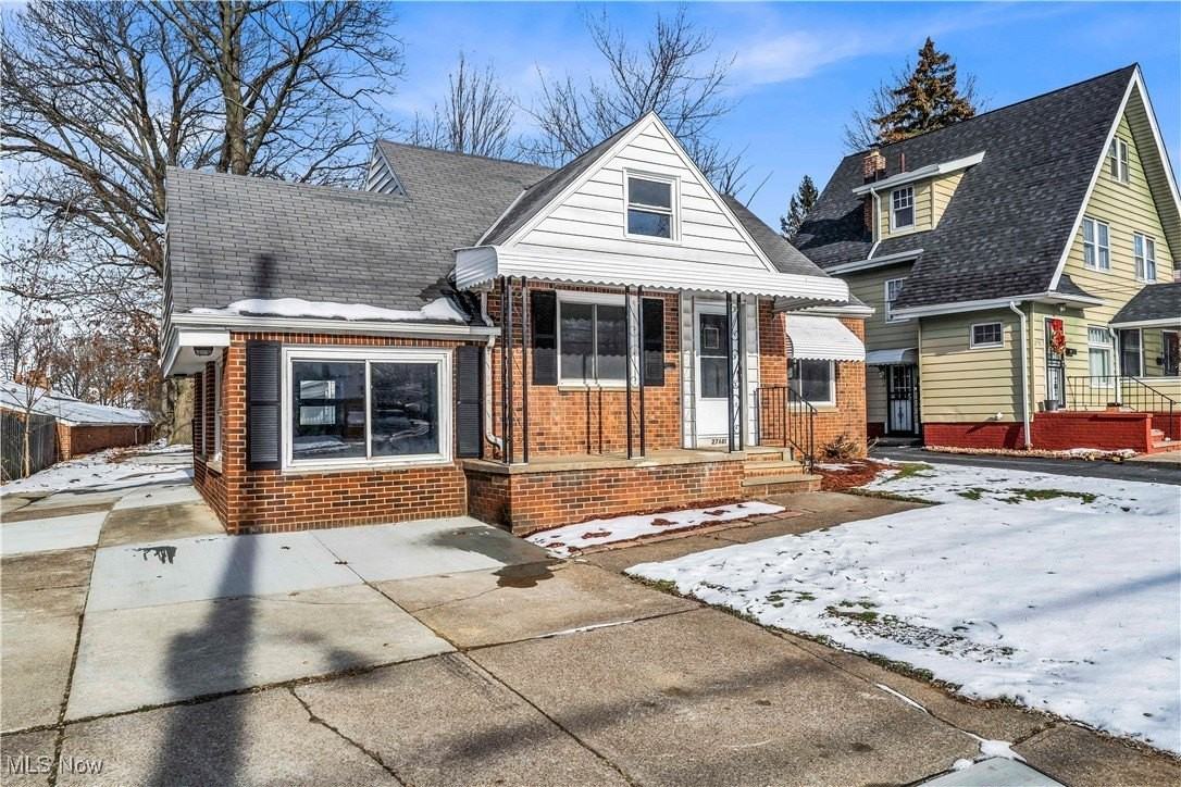 27681 Lake Shore Blvd - Photo 2 of 32