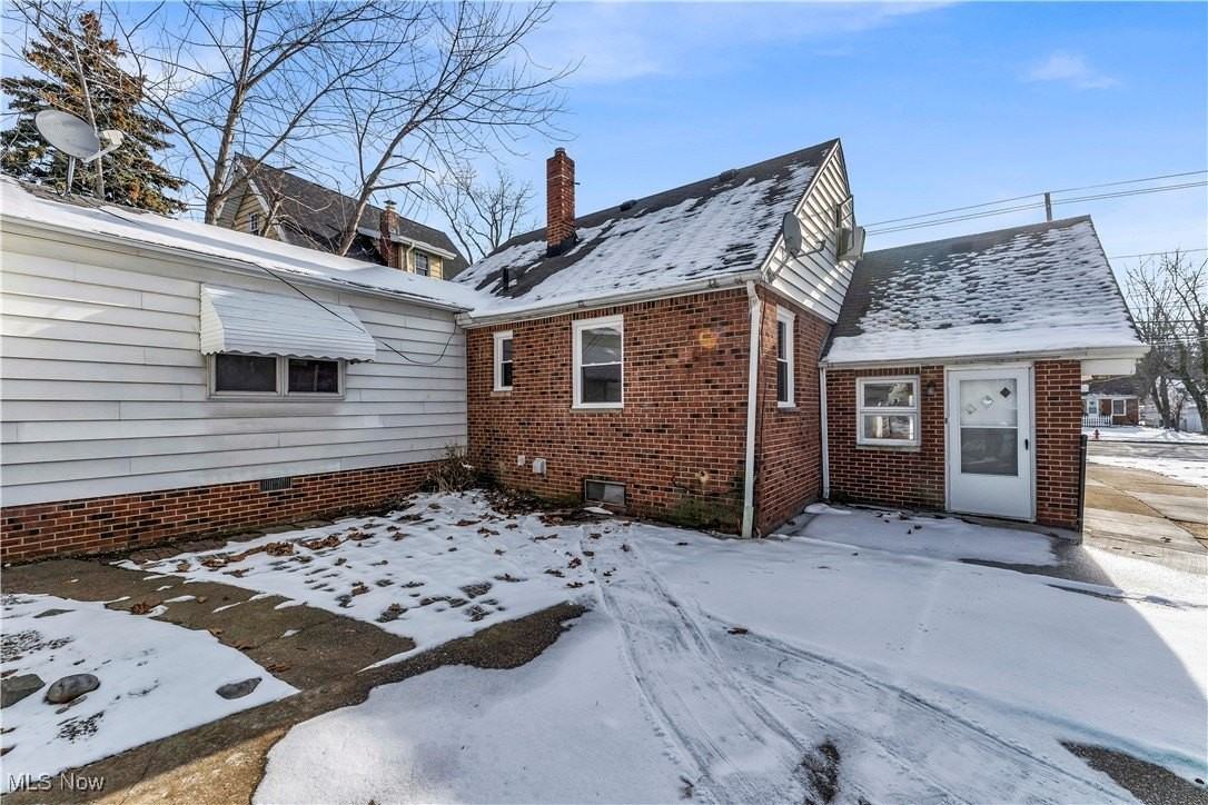 27681 Lake Shore Blvd - Photo 3 of 32