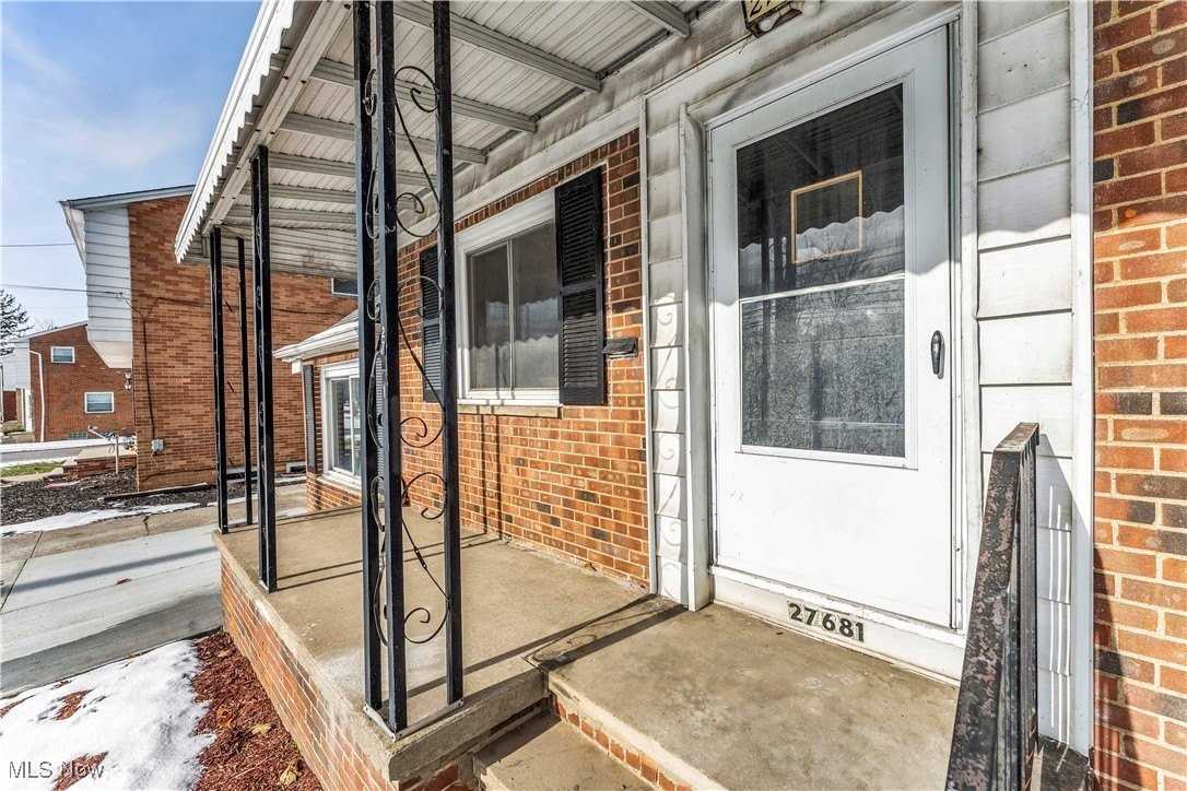 27681 Lake Shore Blvd - Photo 4 of 32