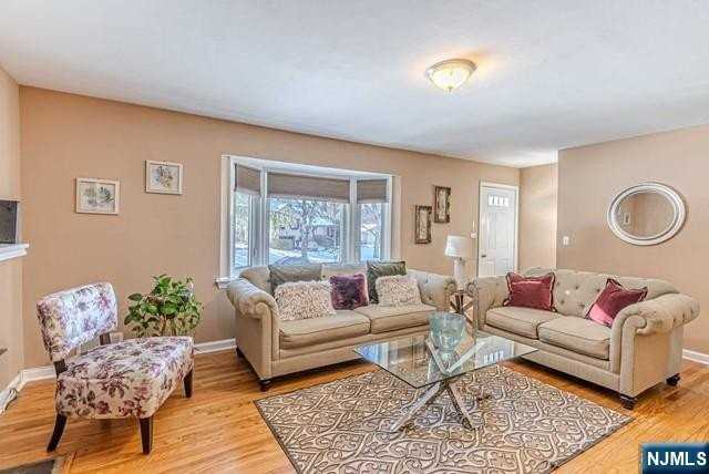 31 Perrin Dr - Photo 3 of 49