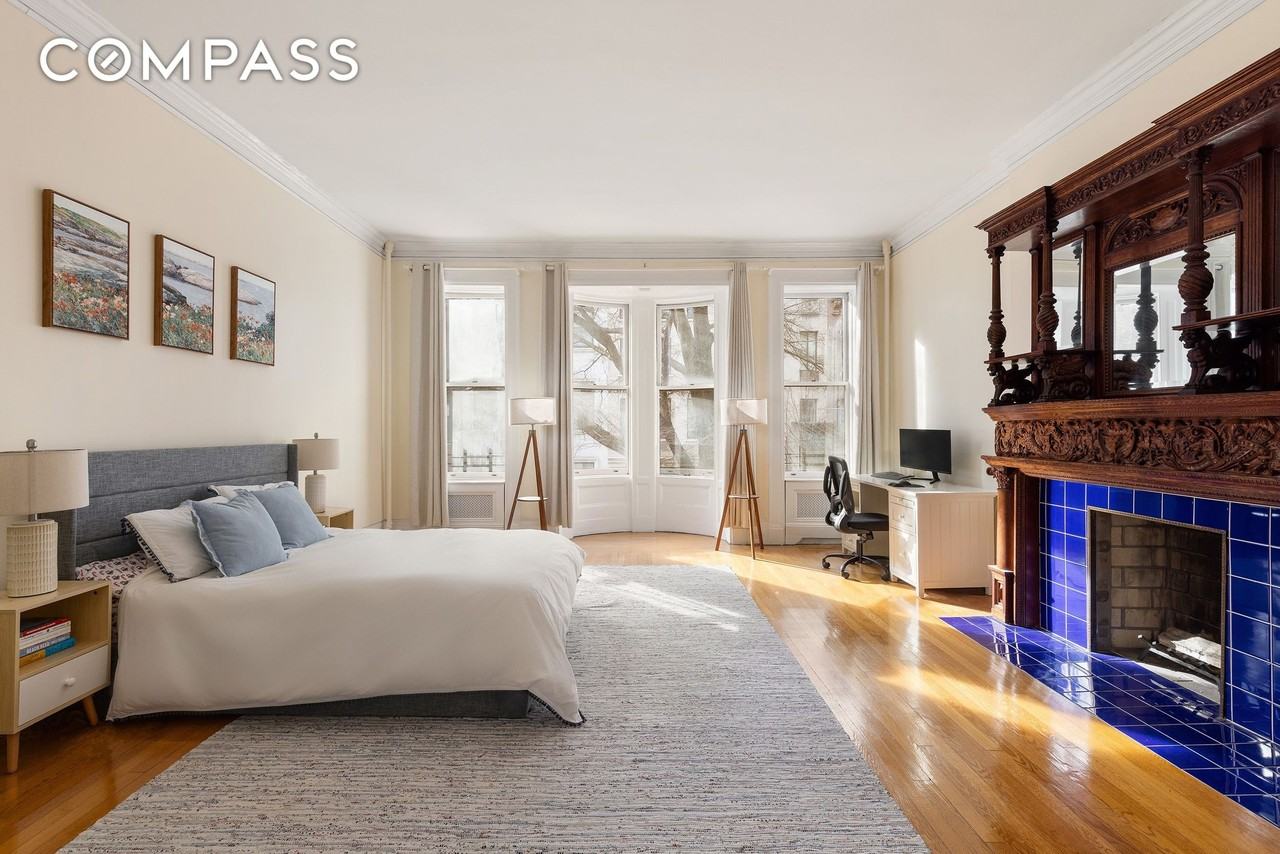 129 E 61st St #3 - Photo 3 of 7