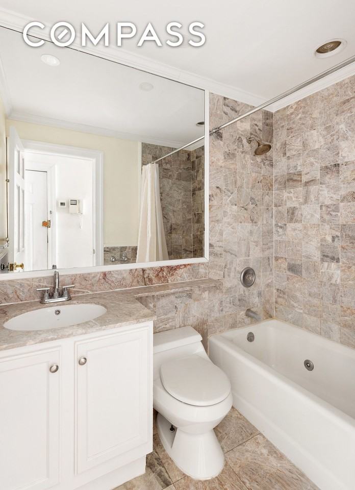 129 E 61st St #3 - Photo 4 of 7