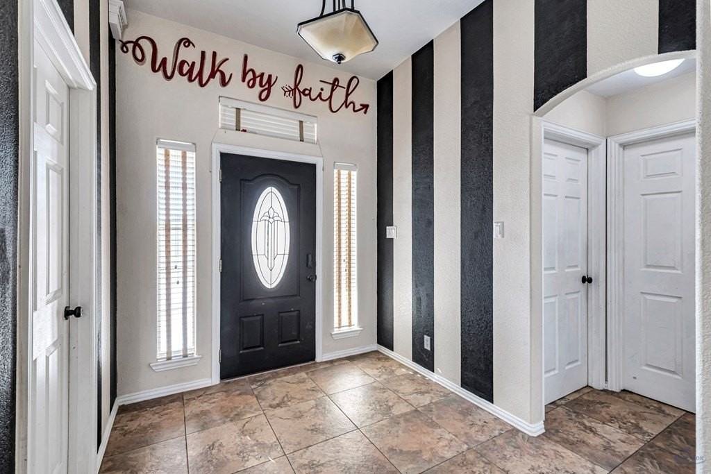 6915 Robbie Rd - Photo 3 of 31