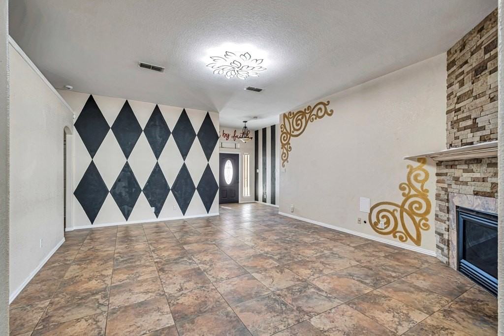 6915 Robbie Rd - Photo 7 of 38