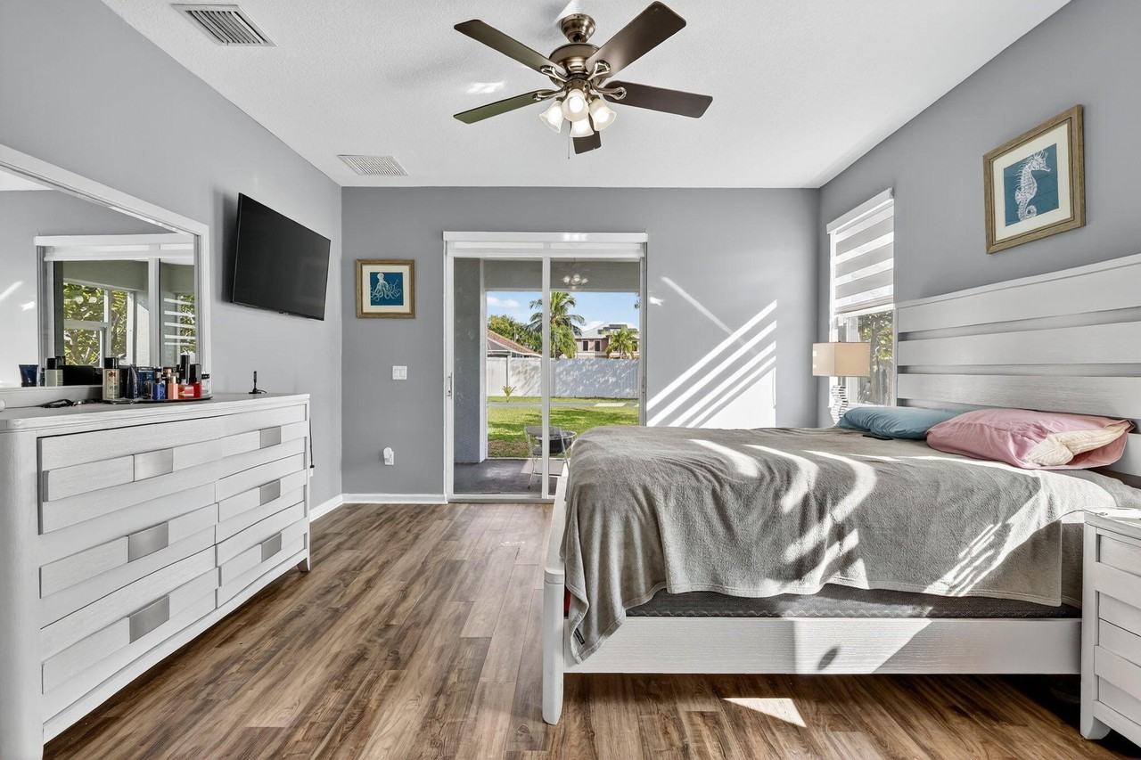 1971 Sw Breezeway St - Photo 3 of 26