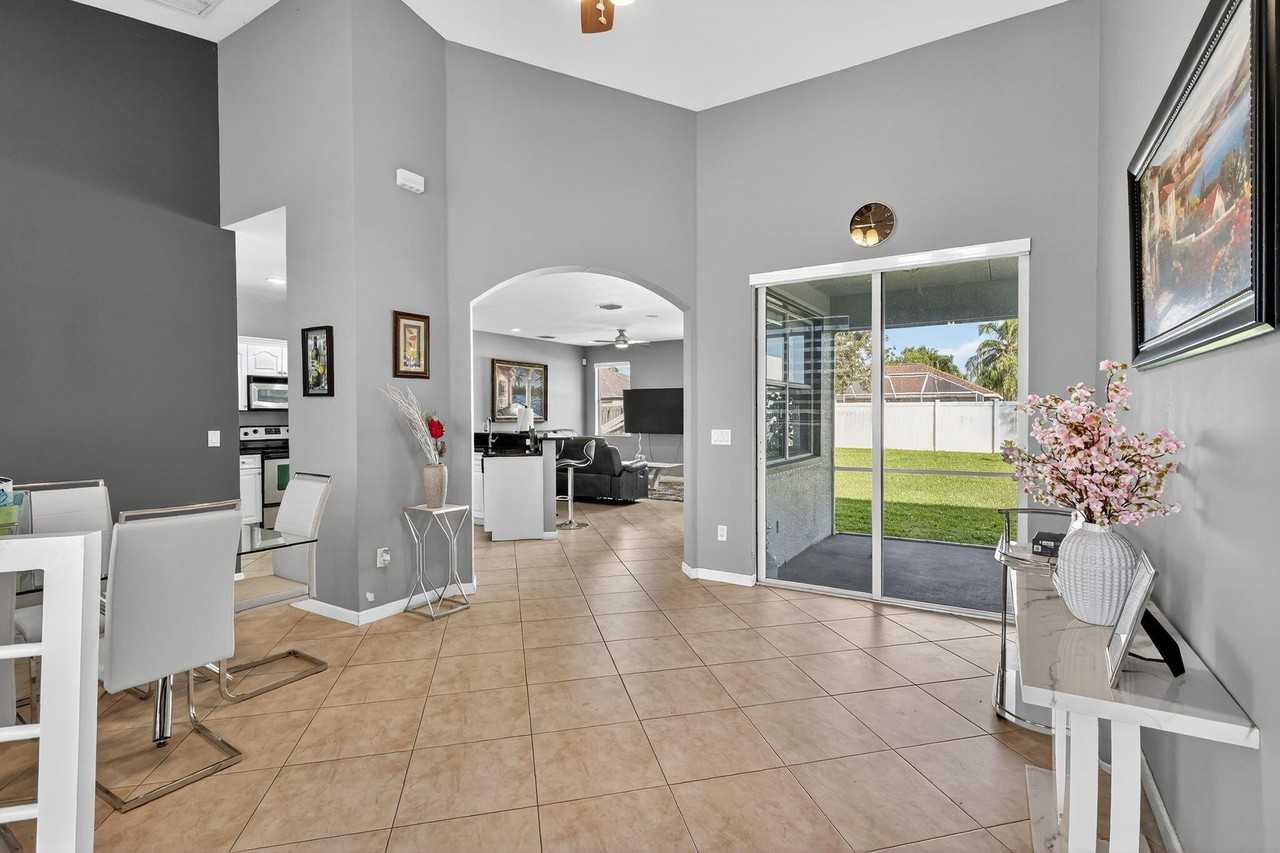 1971 Sw Breezeway St - Photo 4 of 26