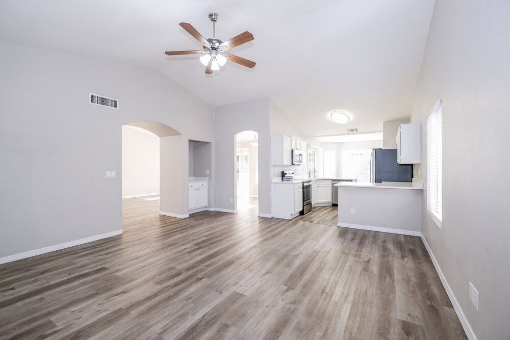 5537 N 76th Dr - Photo 4 of 16