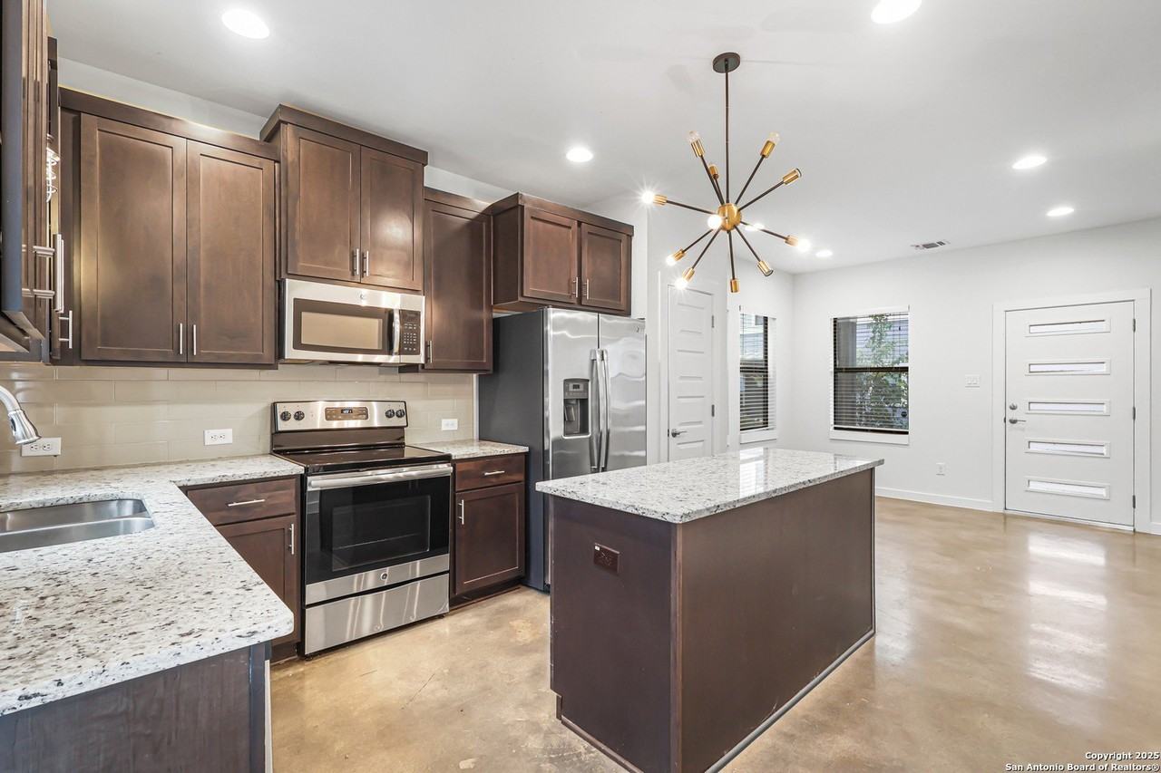 1118 N Olive St - Photo 5 of 23