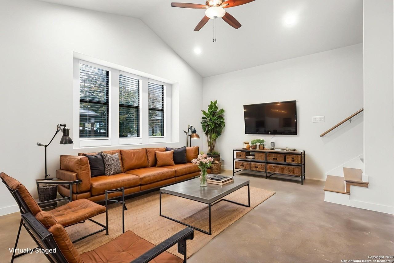 1118 N Olive St - Photo 6 of 23