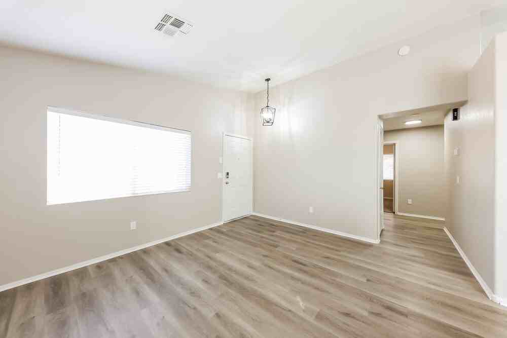 427 N Payton - Photo 4 of 16