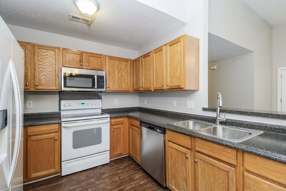 15123 Dehavilland Dr - Photo 7 of 16