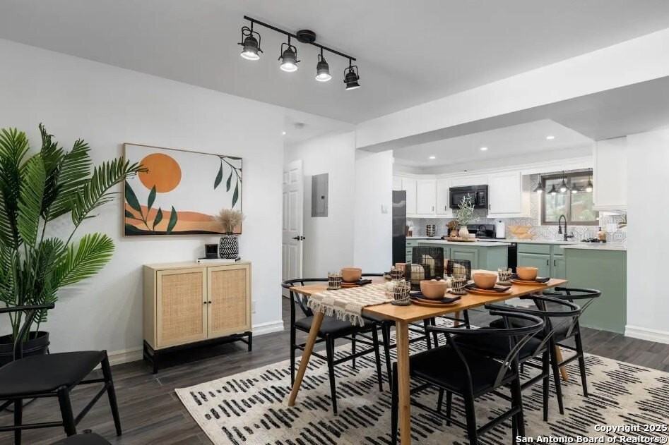 9830 Salisbury Dr - Photo 3 of 26