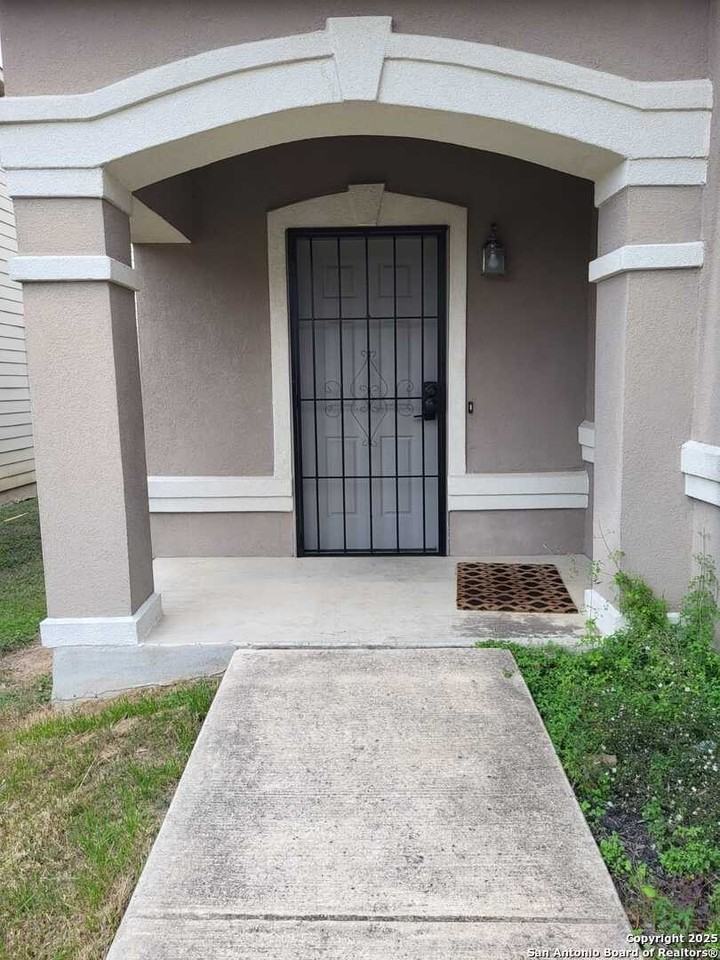 7418 Bluebonnet Bay - Photo 3 of 35