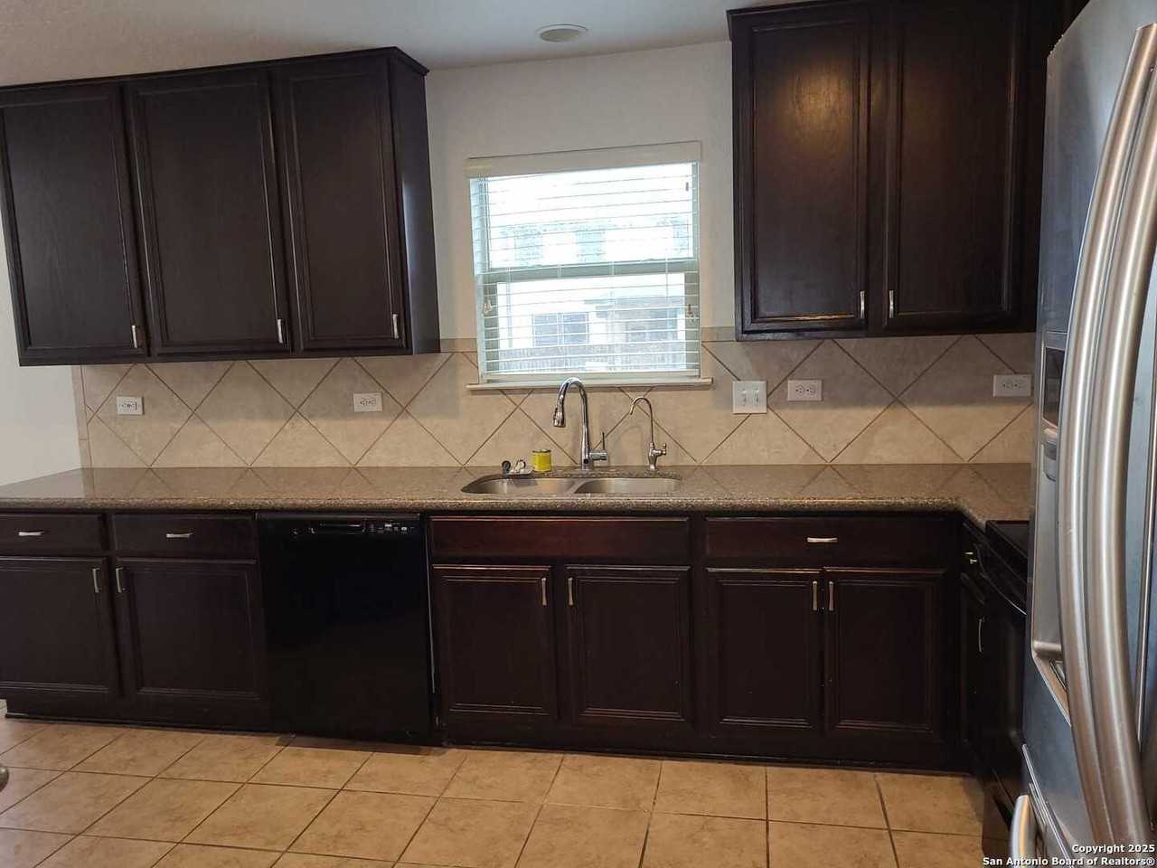 7418 Bluebonnet Bay - Photo 6 of 35