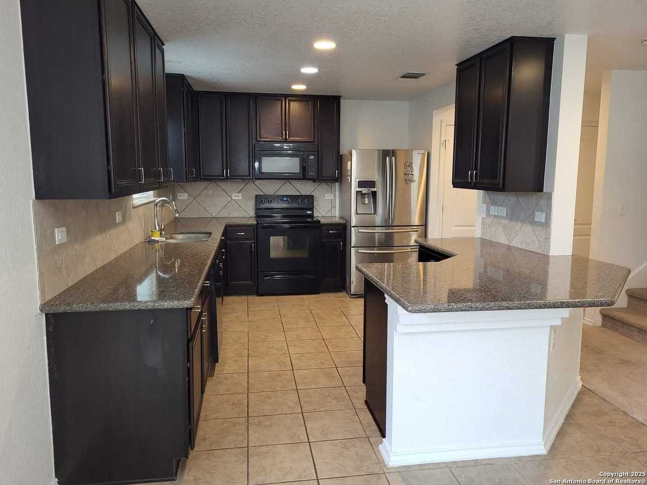 7418 Bluebonnet Bay - Photo 7 of 35