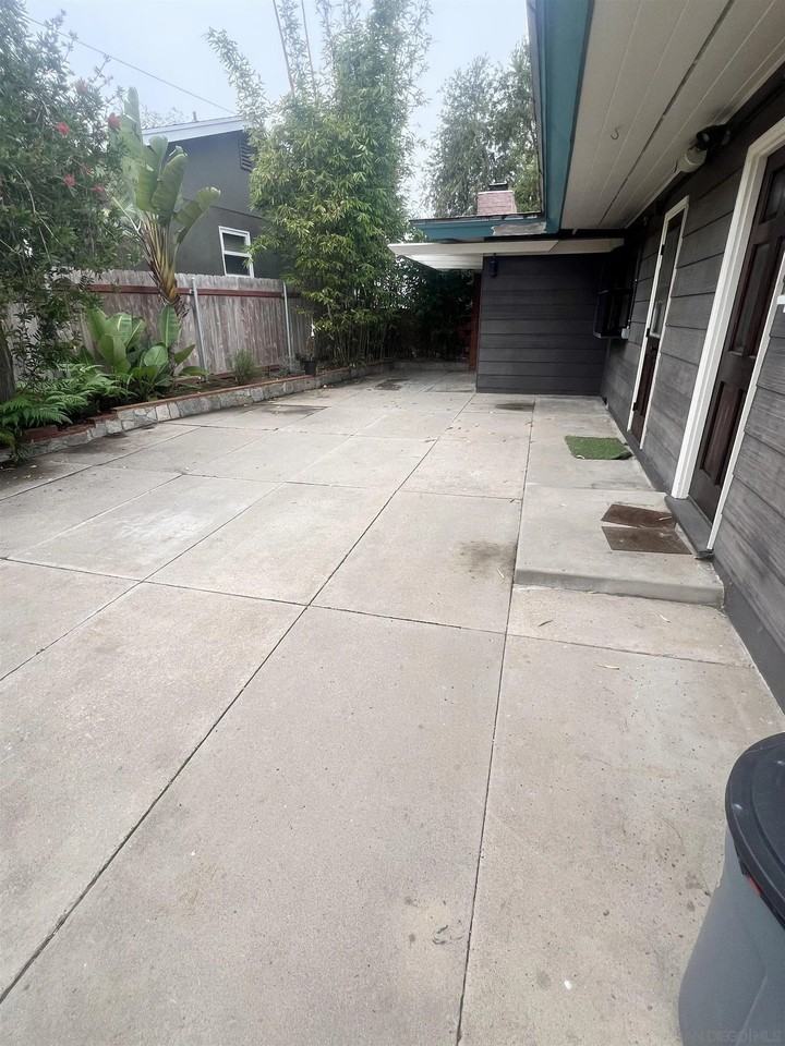 1065 Moana Dr - Photo 3 of 31