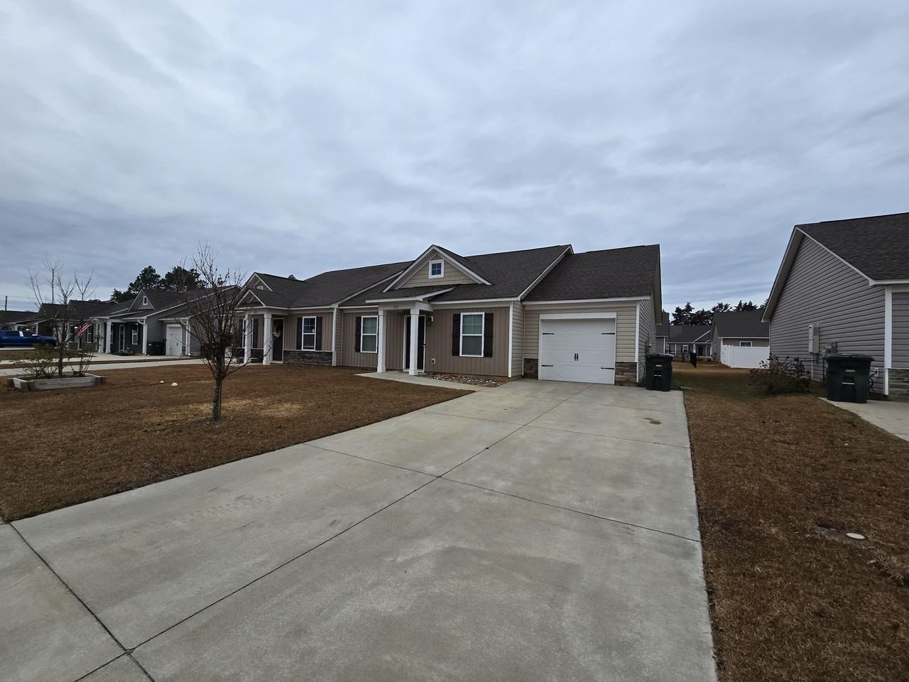 437 Conifer St - Photo 4 of 33