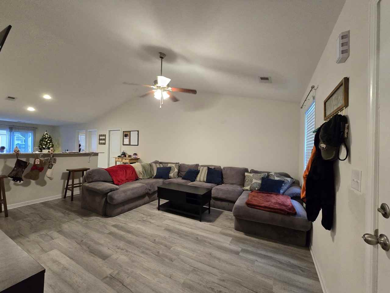 437 Conifer St - Photo 5 of 33