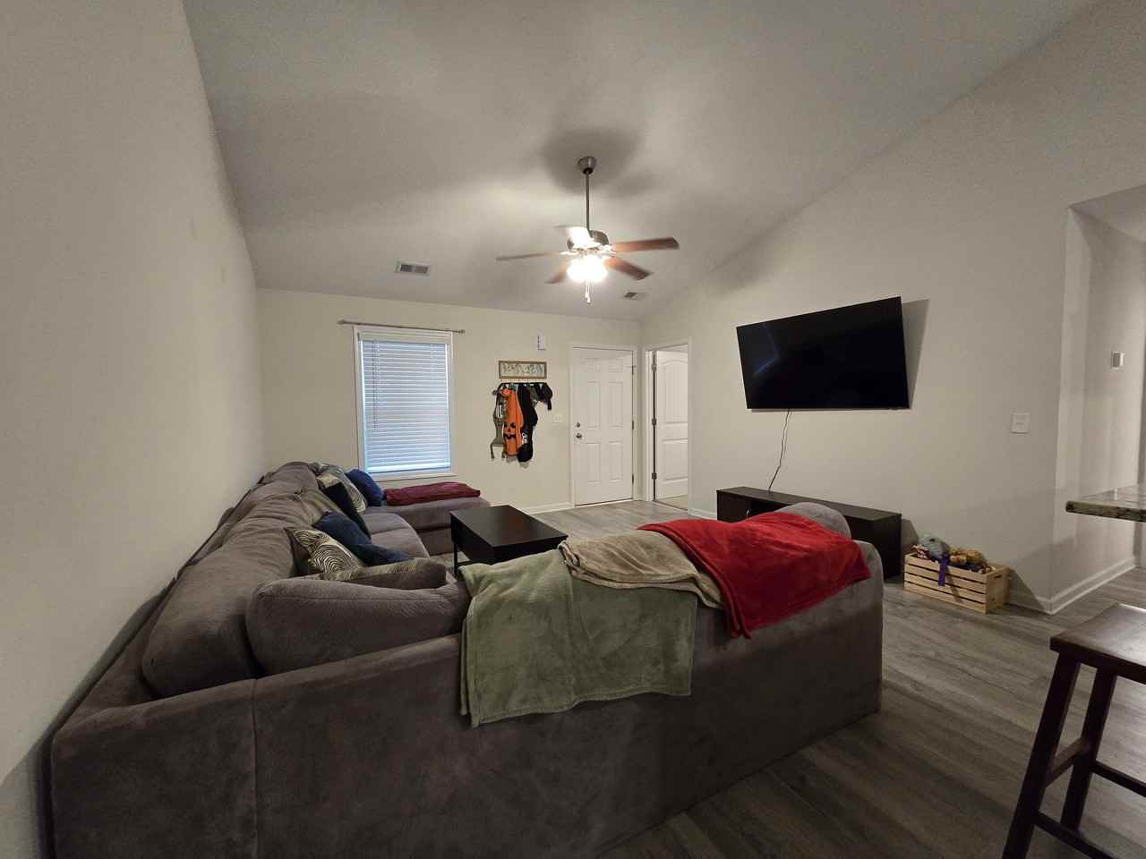 437 Conifer St - Photo 6 of 33