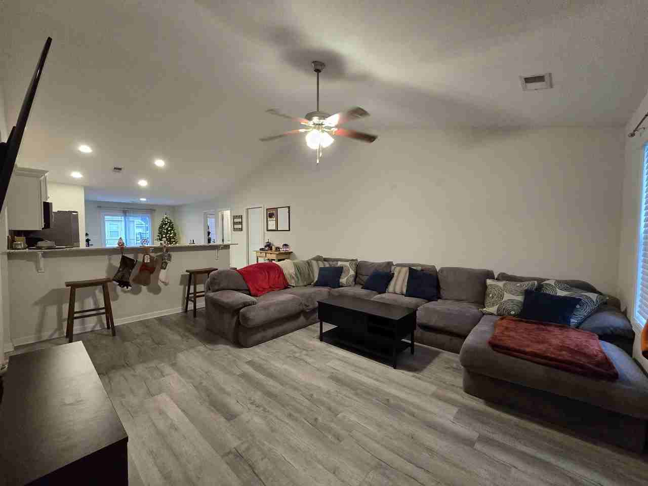 437 Conifer St - Photo 7 of 33