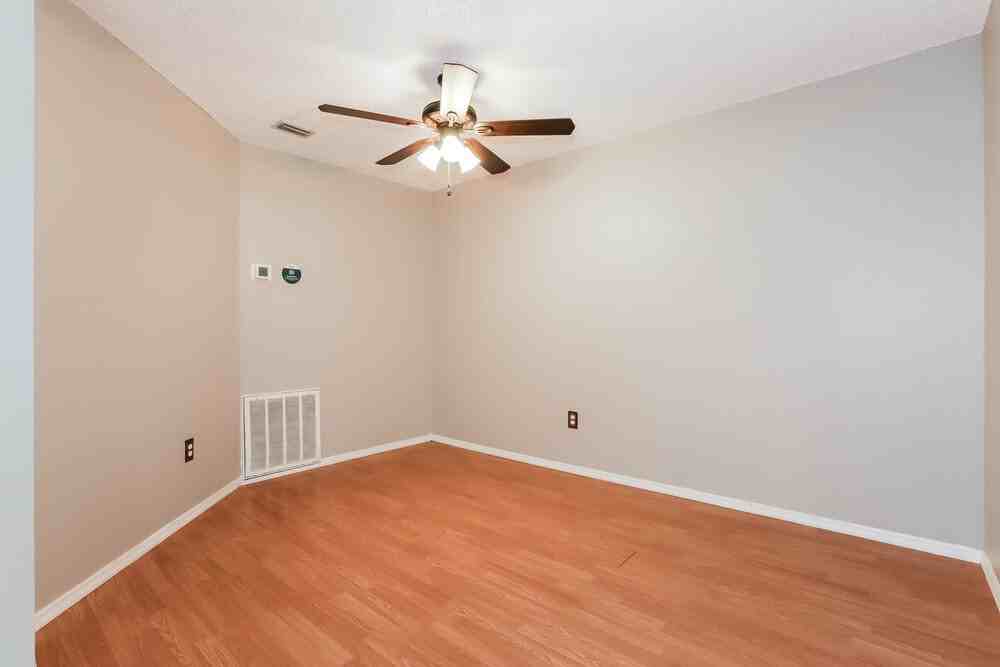 1604 Sanderling Ct - Photo 5 of 16