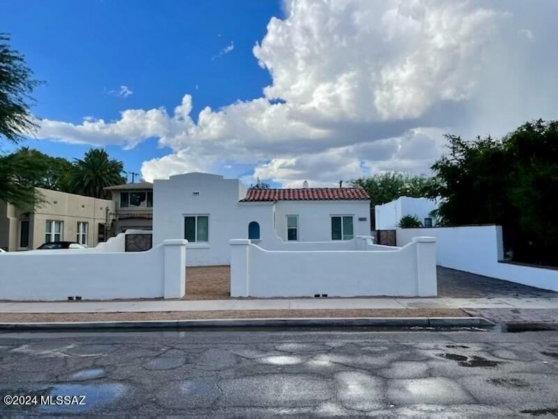 1927 E Hawthorne St - Photo 2 of 25