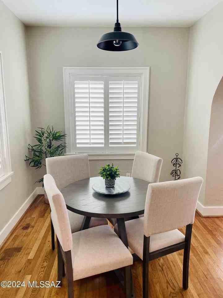 1927 E Hawthorne St - Photo 4 of 25