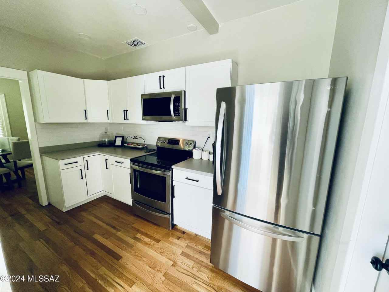 1927 E Hawthorne St - Photo 5 of 25