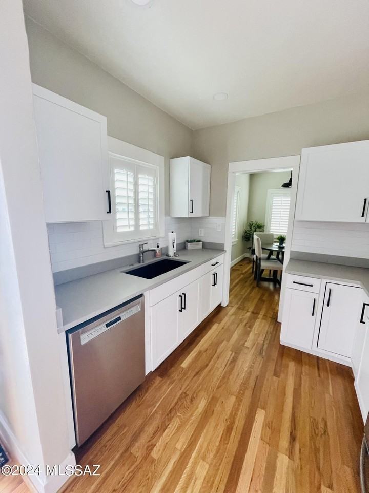 1927 E Hawthorne St - Photo 6 of 25