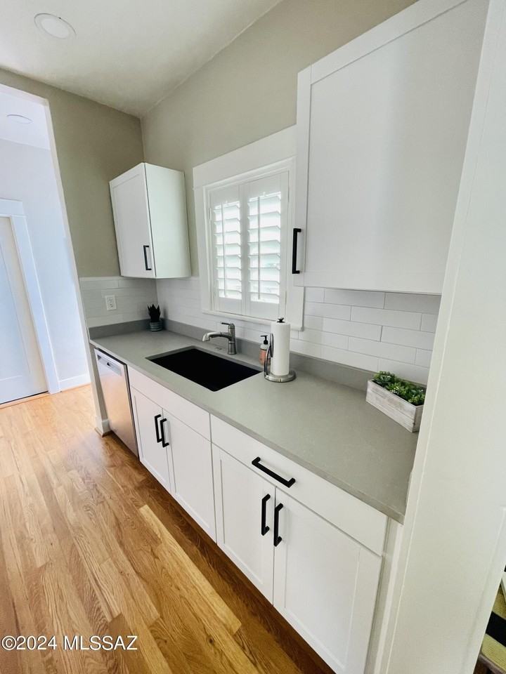 1927 E Hawthorne St - Photo 7 of 25