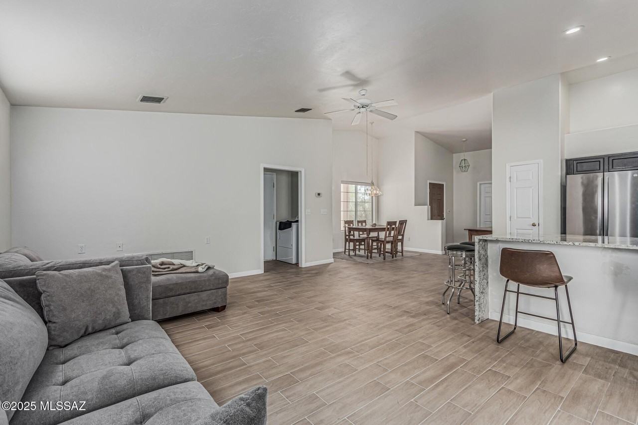 1070 W Possum Creek Ln - Photo 4 of 28