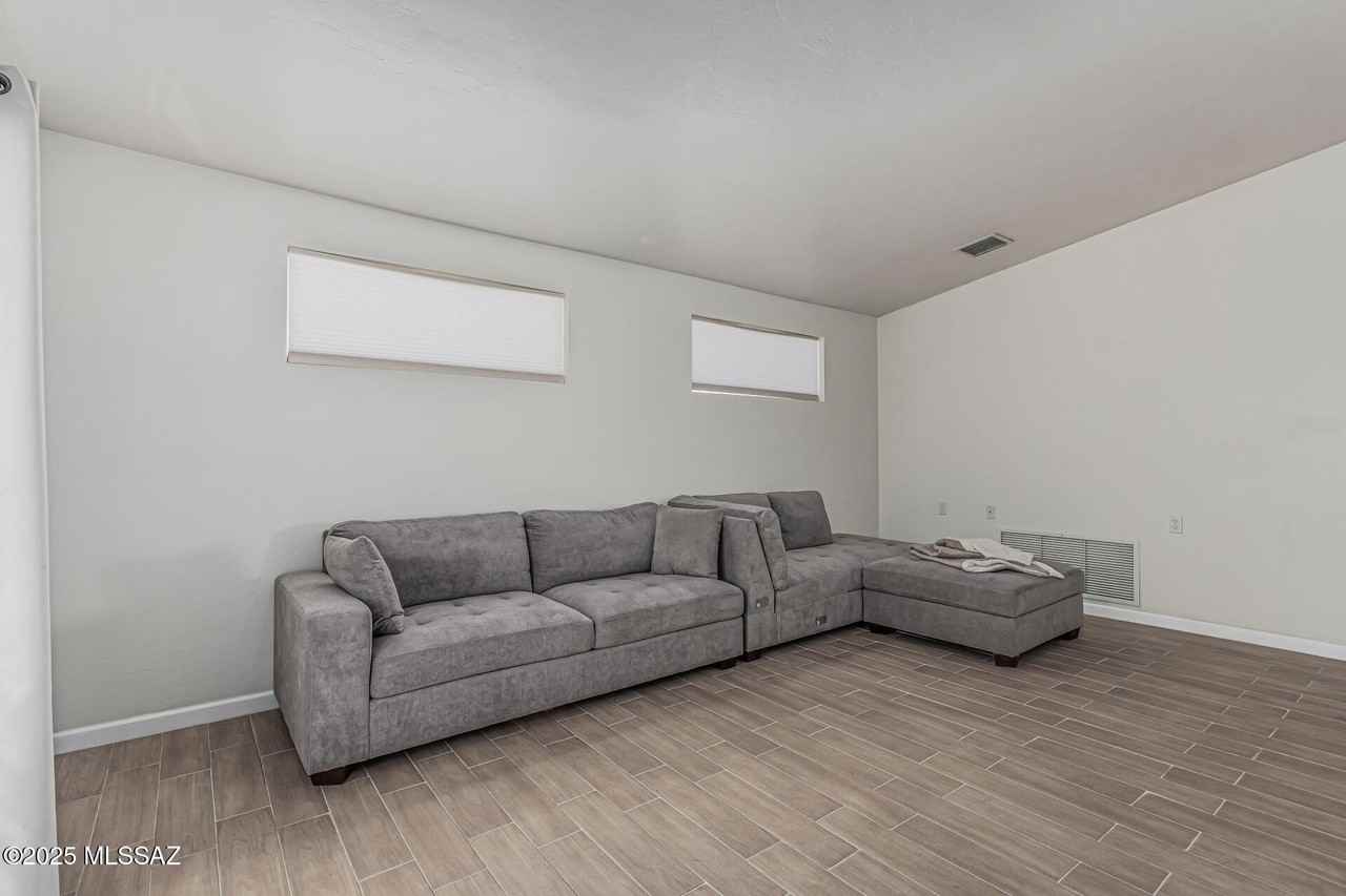 1070 W Possum Creek Ln - Photo 5 of 28