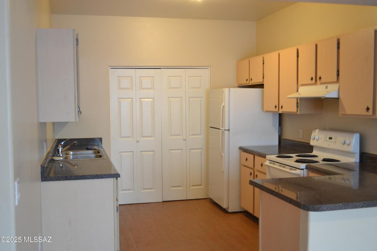 2020 W Dozemary Ct - Photo 5 of 21