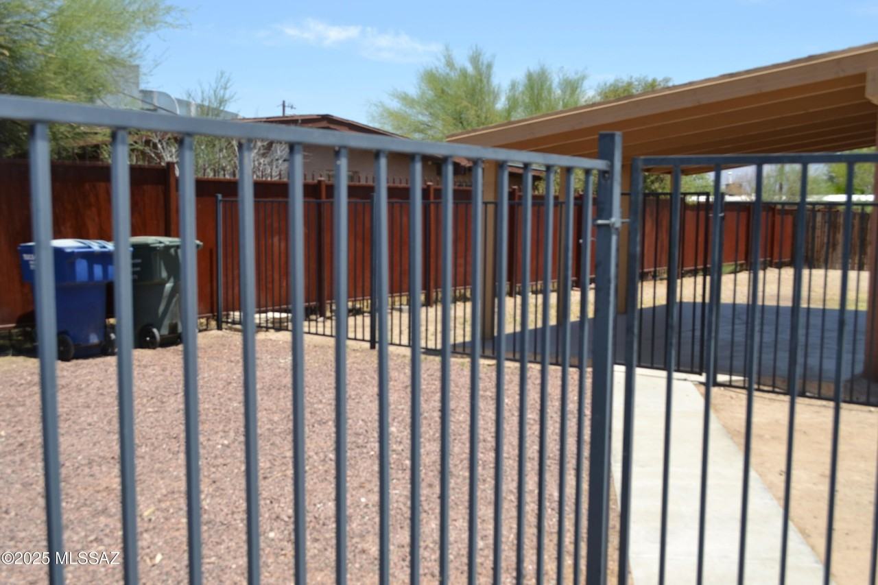 702 N Silverbell Rd - Photo 4 of 21