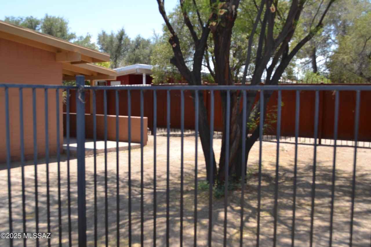 702 N Silverbell Rd - Photo 5 of 21