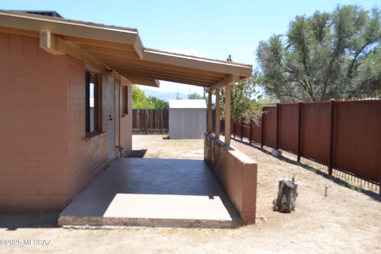 702 N Silverbell Rd - Photo 6 of 21