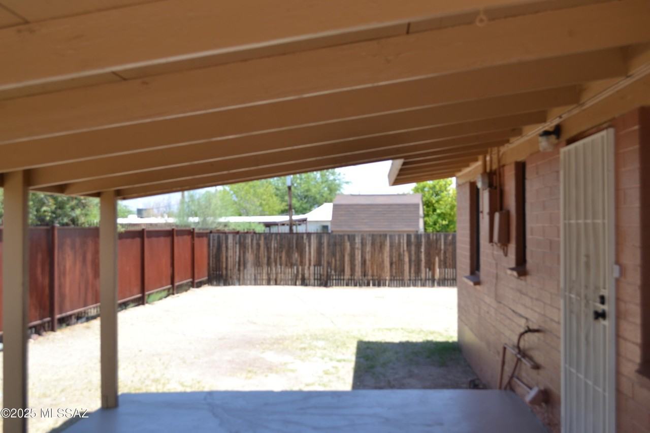 702 N Silverbell Rd - Photo 7 of 21