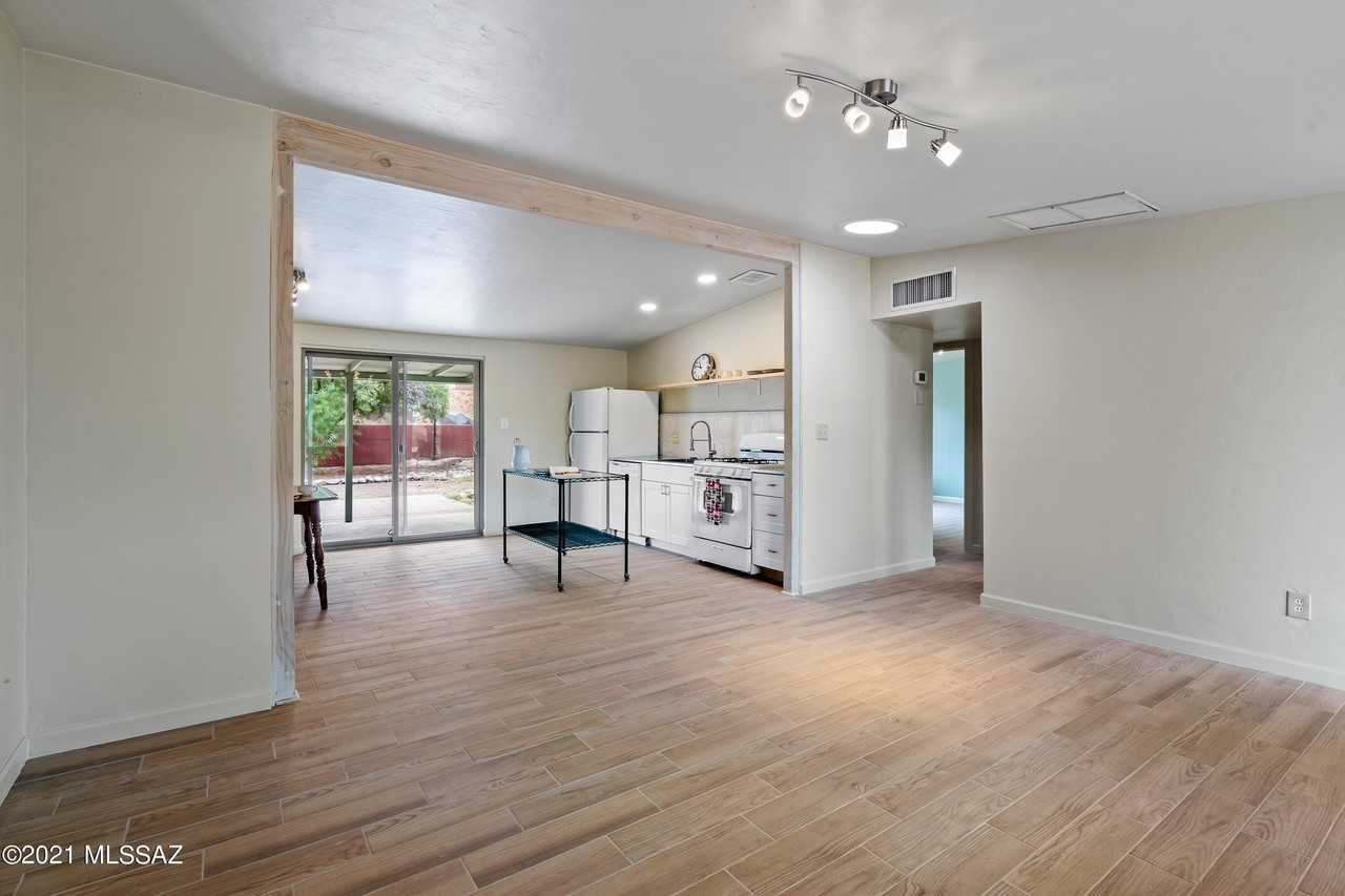 4048 N Fremont Ave - Photo 4 of 17