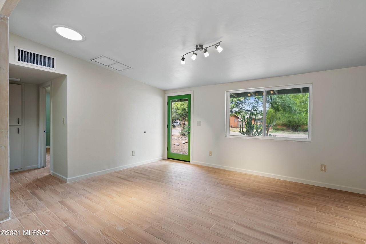 4048 N Fremont Ave - Photo 5 of 17