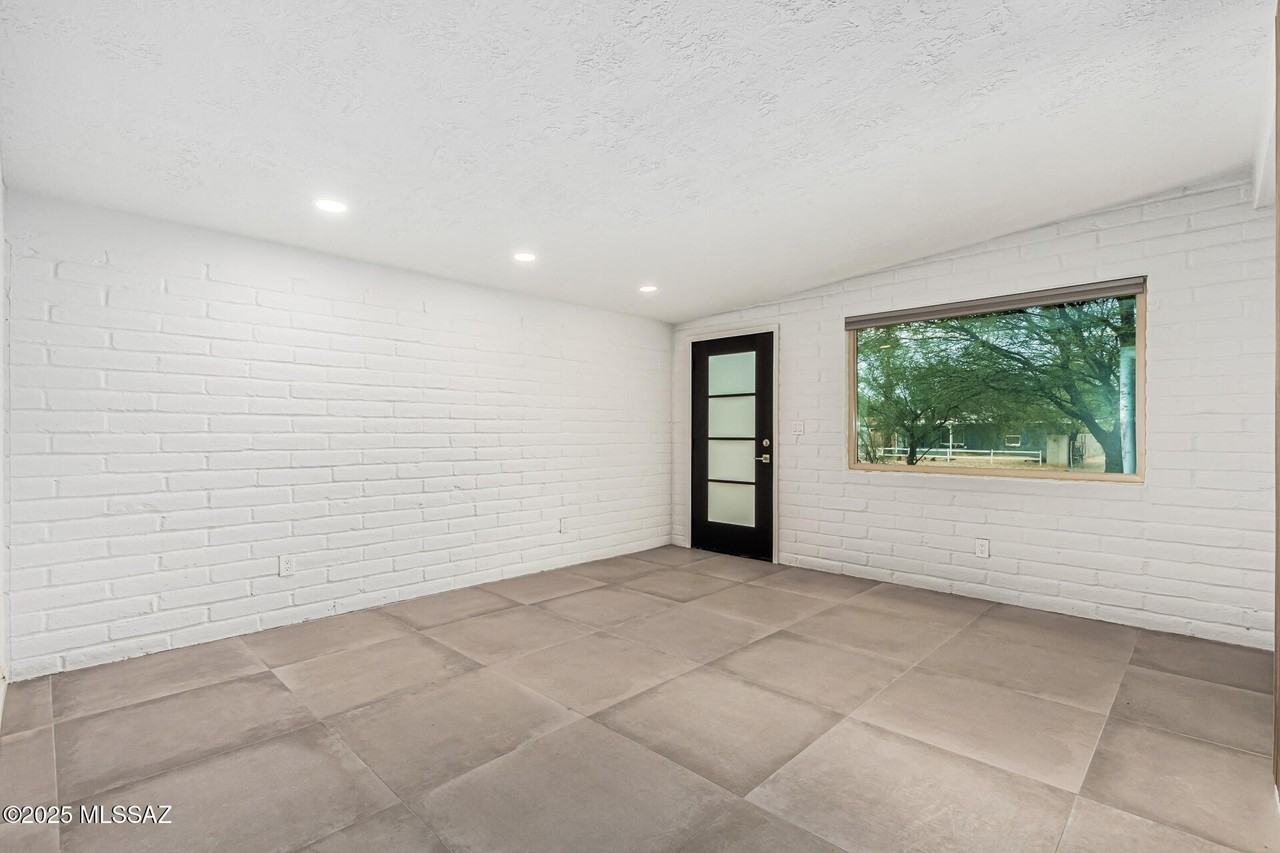 516 E Linden St - Photo 4 of 28