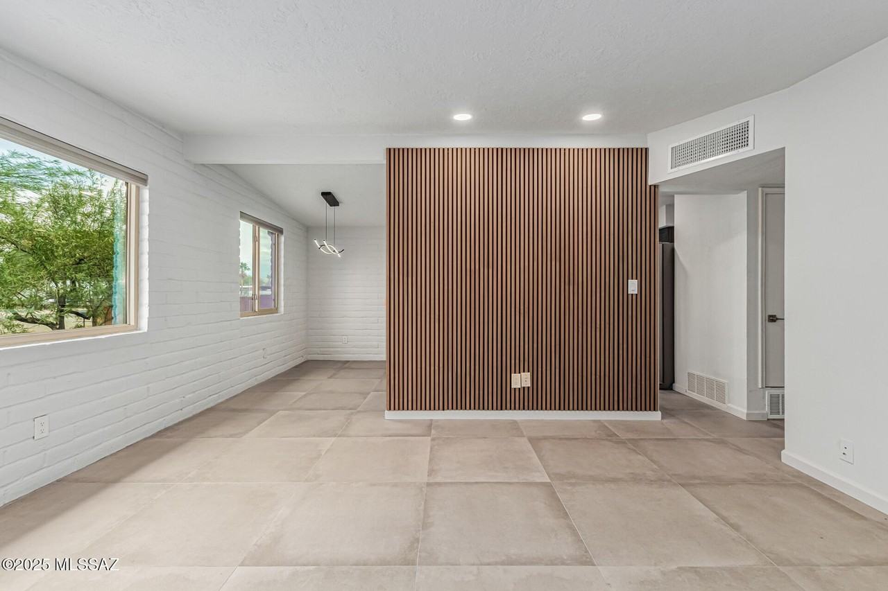 516 E Linden St - Photo 5 of 28